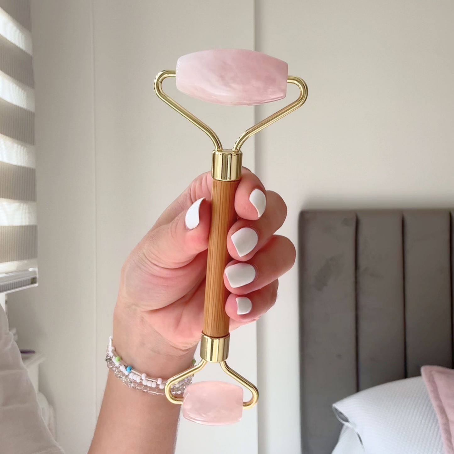 Face_Roller_de_Jade_y_Bambu___Sostenido_en_mano